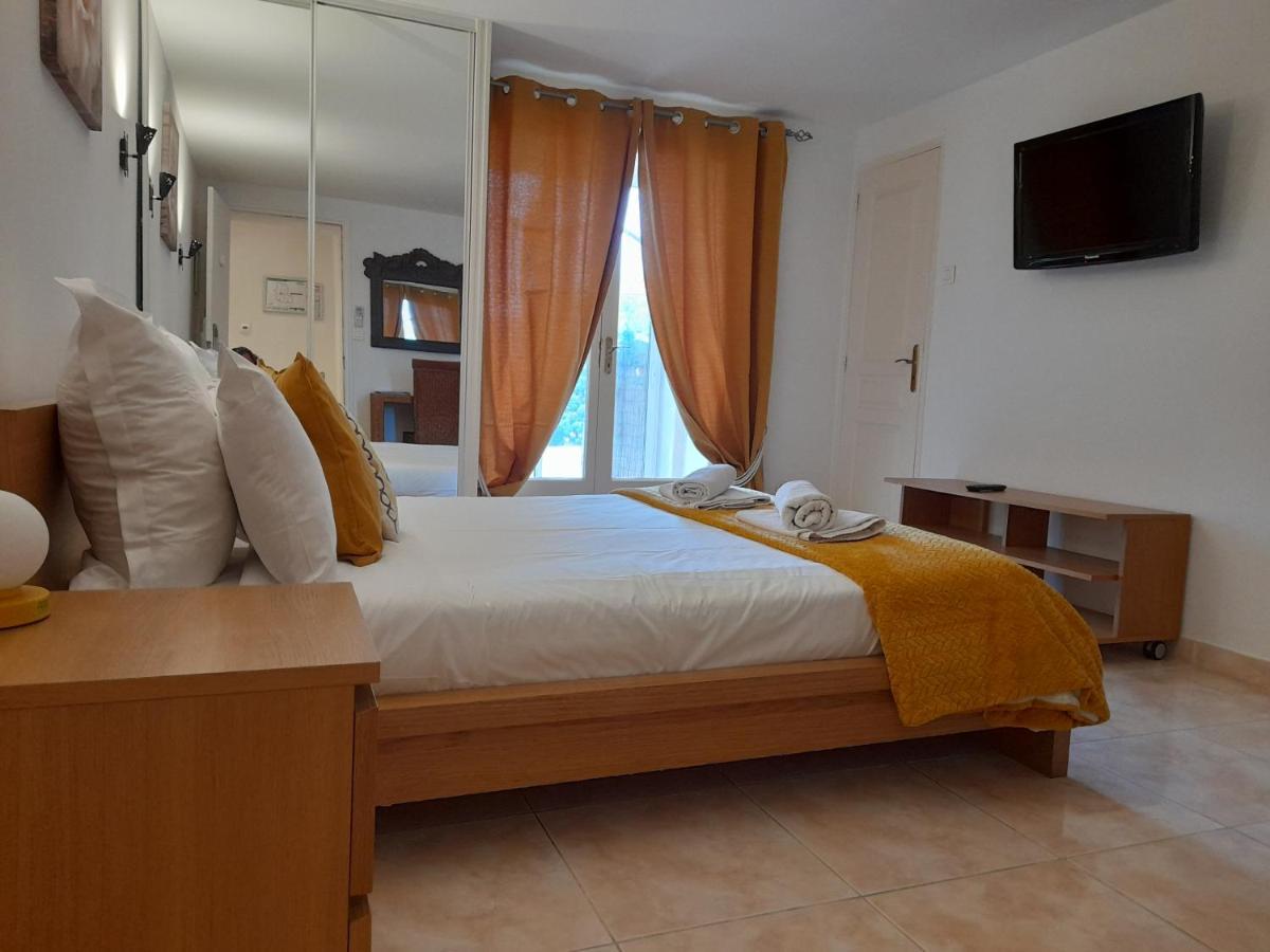 Hotel Villa Maya Gassin Bagian luar foto